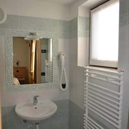 2000 Otel 3*
